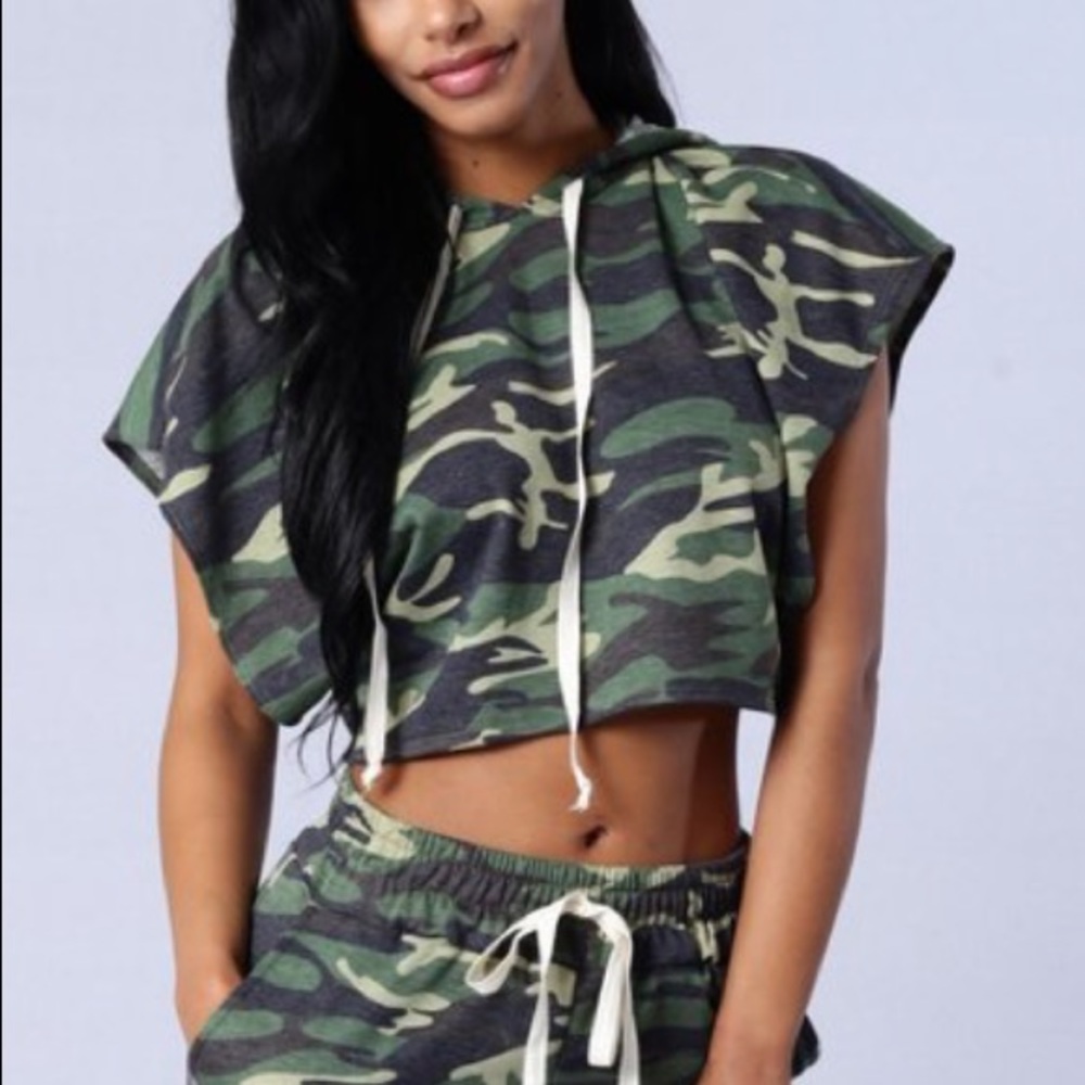 Fashion nova Camo crop top SZ Medium